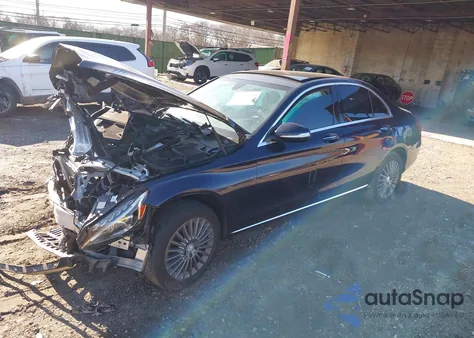 2015 Mercedes-Benz C 300 Luxury 4Matic из США, поврежденный, VIN 55SWF4KB4FU013650